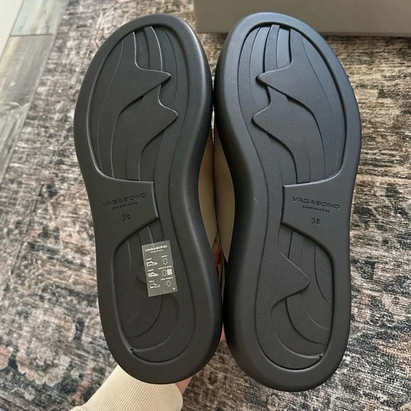 Vagabond Tan and Black Clogs - Picture 8 of 11